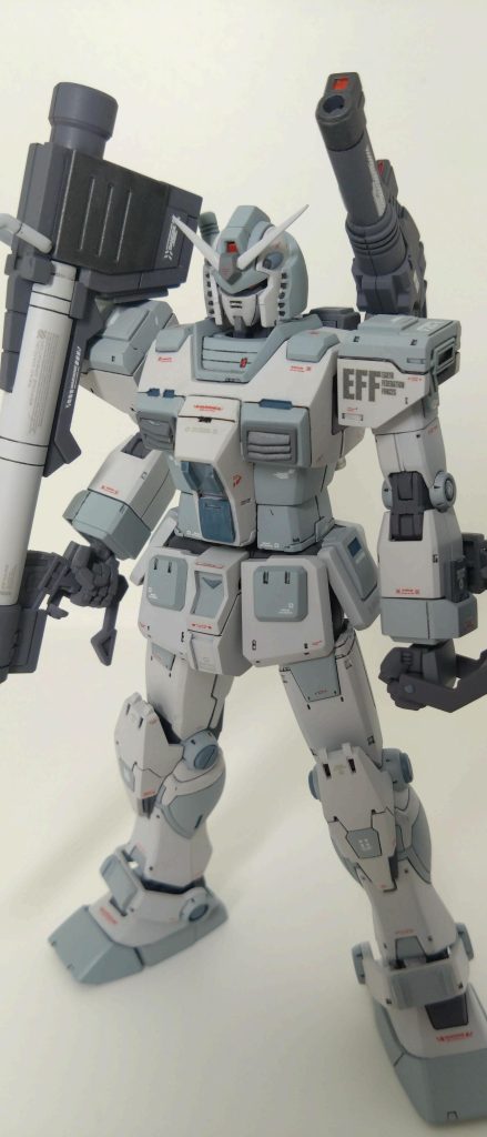 灰色9号をベースに、グレー系統で塗り分けてます。白い機体には赤いコーションが映えます。コックピットハッチ、放熱フィンにちよっと手を加えてなんだかそれっぽく（笑）