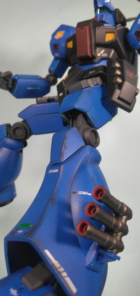 足の装備は暴徒(コロニー市民)鎮圧用の催涙グレネード。