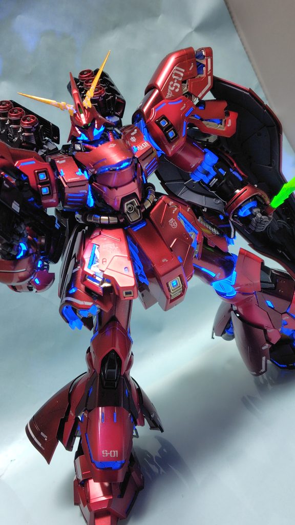 角の付いてる所のパーツとゴーグルのパーツを２個用意して差し替え。まあ、言わなくてもわかるでしょうが角はユニコーンガンダム。