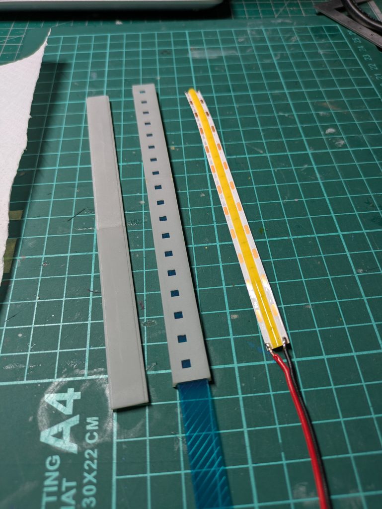 それっぽくするためにテープLEDで照明を作りました。