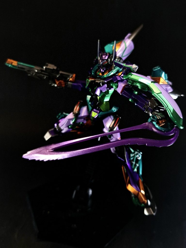 ビーム・サーベル腰部後方に装備されたメガ粒子循環式ビーム・サーベル。ビームの刃が棒状ではなくデバイスを中心に還流するように形成されるのが特徴で、ブレード状に形成した粒子を高速回転させることで優れた切断力を発揮する。最大二刀まで携行可能