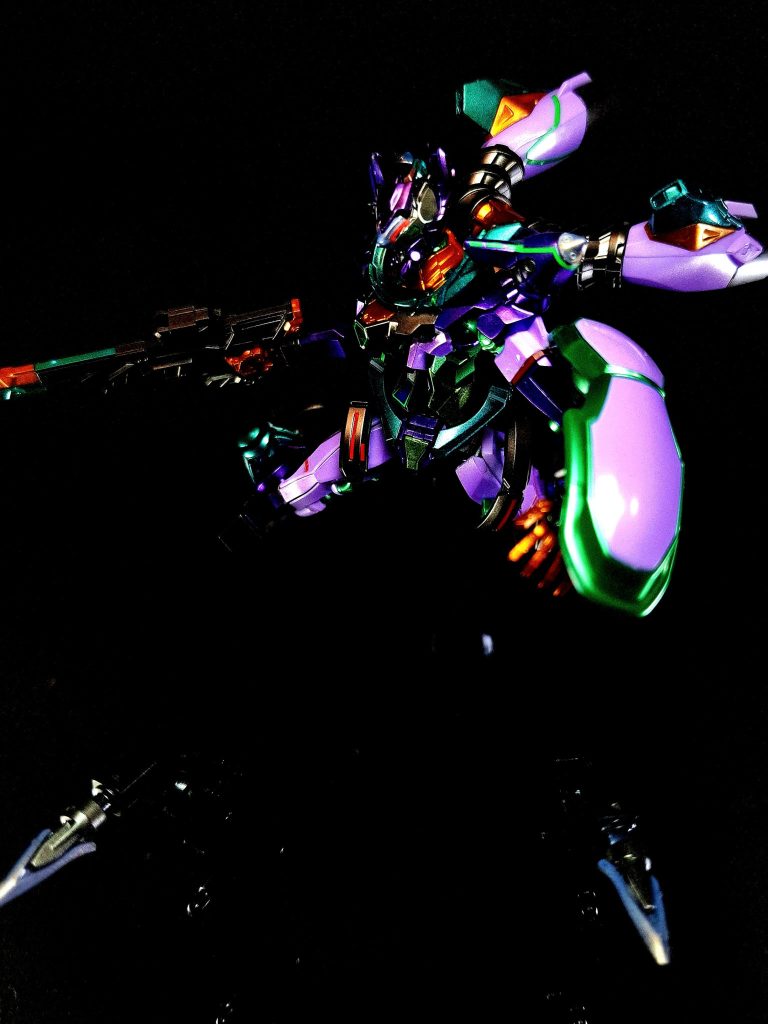 エスビット:ルナ / アルテミスEnergy Simplification Bit、通称エスビット。頭部に装備された遠隔操作端末であり、サイコミュ制御により本体から分離し遠隔操作が可能。備えられたメガ粒子砲を用いてオールレンジ攻撃を行う。エネルギー簡易化技術によりジェネレーターと推進剤を搭載していた従来のビットから大幅に小型化されている。