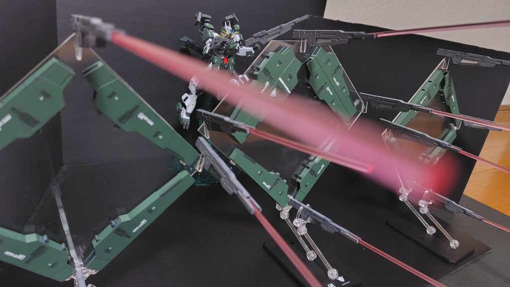 分離出来るなら分離させて飾りたいじゃないですか?で、プラバン初加工なんで精度もクソもないんですけどディスプレイベースを自作。