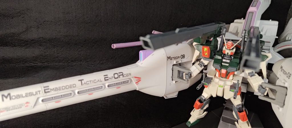 SEED FREEDOM仕様ということでライトニングバスターに装備、ただライトニングバスターの方は完全なるパチ組みなのでいずれは塗装して仕上げたい。