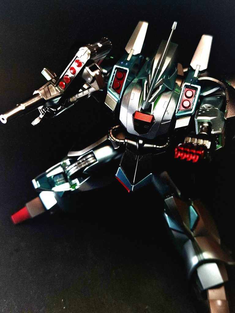 武装・必殺攻撃編集エネルギー・ガンエネルギー・ガン[1]と4連装ミサイル・ポッドが一体化した射撃兵装。出力は3.8MW。上部にサイトを備える他、本体の横と下に保持用グリップを持つという特徴的な形状をしている。『ラスト・サン』に登場するタマキ・エトール機はシナンジュのロケット・バズーカのような砲身でロングバレル化した物を使用している。4連装ミサイル・ポッドエネルギー・ガンに平行して組み込まれている4連装のミサイル・ポッド。下部にグリップを備えている。スペック表には未記載の装備で、設定画を見るに横のハッチからミサイルの装填が可能な模様。