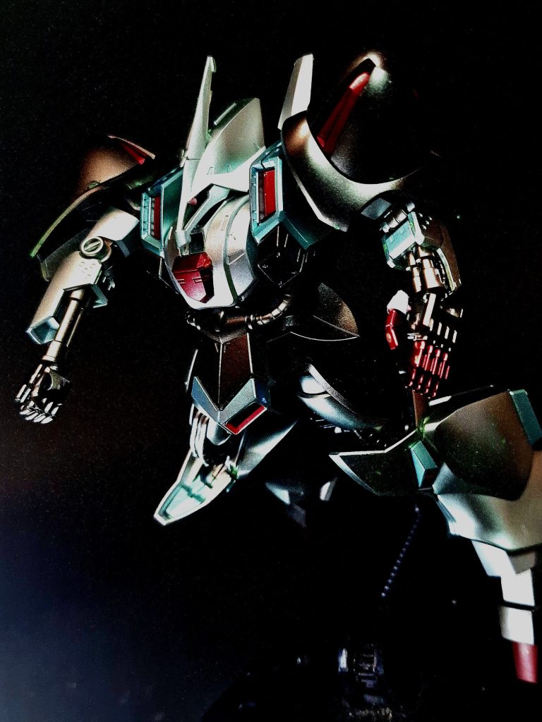 アーム・パンチ下腕部に内蔵したシリンダー状のフレームの伸縮機構を利用してマニピュレーターを打ち出す機構。両腕に搭載され、格闘時などの奇襲に使用された。