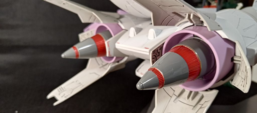 エンジンのコーン部は起動中イメージでキャンディ塗装の光沢仕上げ。ただこれ場面によって赤発光だったり青発光だったりするんだよなぁ…