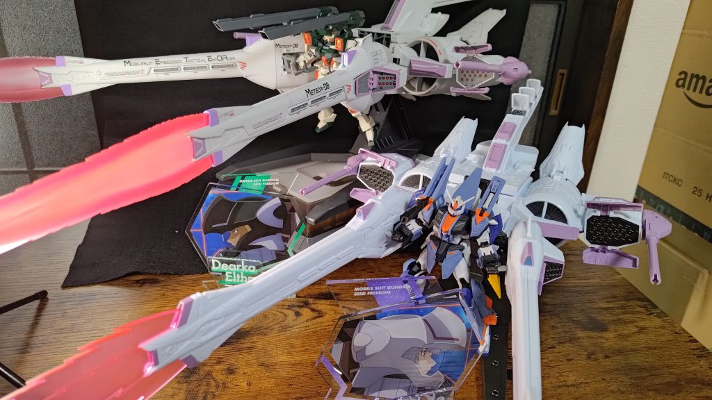 最後にGフレーム版ミーティア&デュエルブリッツとのツーショット、まぁこれがやりたかったよね、もはや背景布仕事しねーし置き場所ねーけど!!Gフレーム版はギリギリガラスケースに入ってくれたがHG版は横ブロック片方外しでもしなきゃ入らないよ!!よ!!