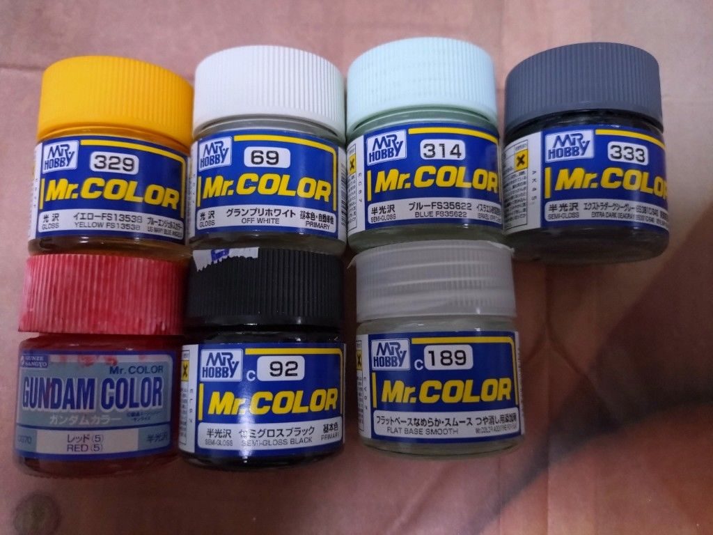 本体色はガンダムカラージム用をすべて卸す予定でしたがジム用のホワイト7番は緑色が濃くミリタリーカラーを卸す事に
