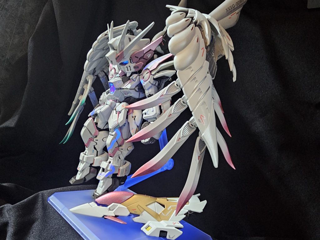 翼も左右で塗り分けています♪目は蛍光塗料で青とオレンジ♪光ってないときは違いがない感じにしています。