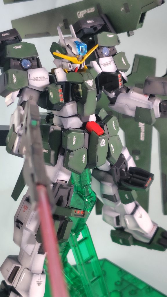 肩と額のレンズは100均のUVレジンで。