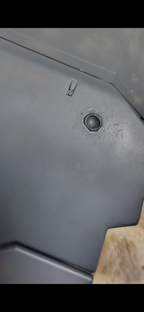 反対側はリューターとパテでビームで溶けた感じに。