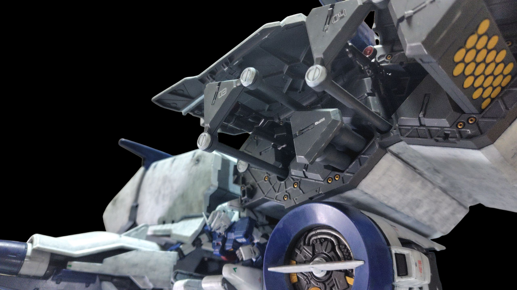 飾ってたら転落して色々割れて…修復した所は色が変っちゃうから全塗装するしかなくなったのよね…