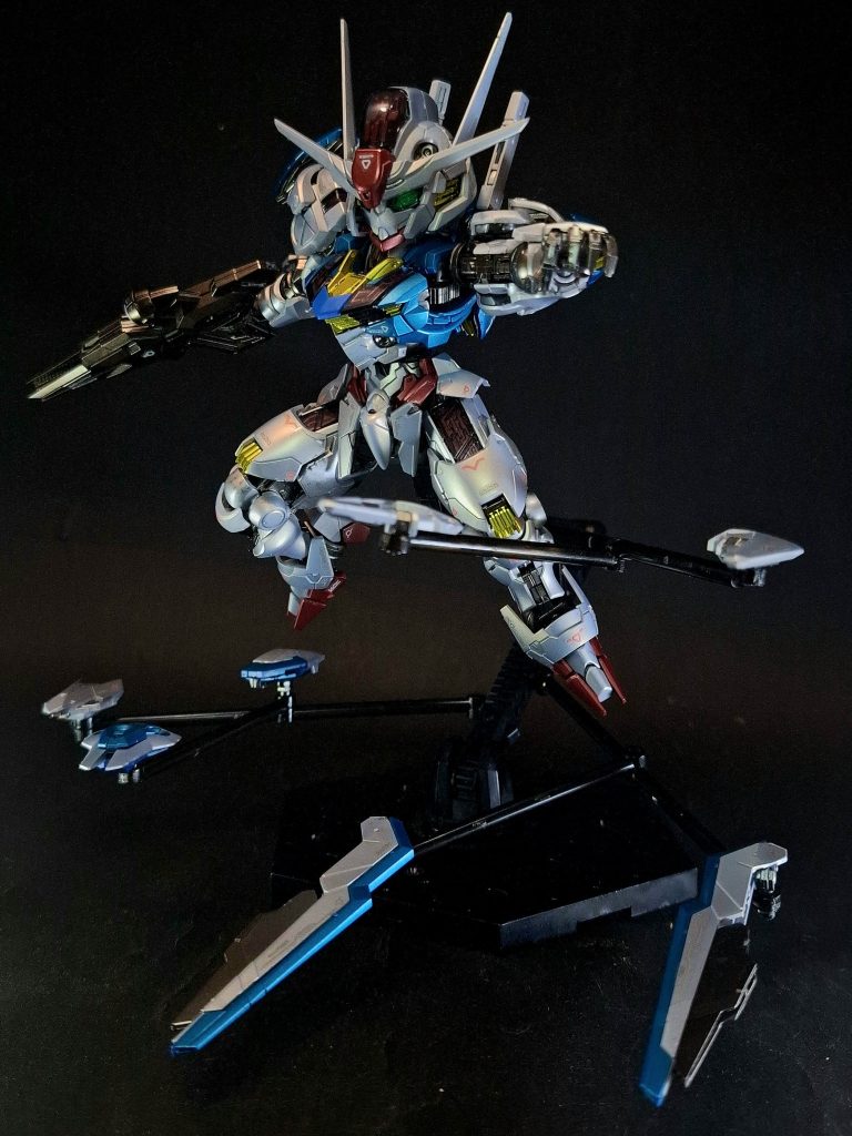 エスカッシャン人体と機体を有機的にリンクさせるGUNDフォーマットを用いた次世代群体遠隔操作兵器システム、通称「ガンビット」で構成された多目的攻防プラットフォーム。全11基のビットステイヴに分離し、内蔵するビームキャノンによる機動砲台や、PPA（パーメット塗料装甲）による対ビーム能力を有したシールドとしての運用が可能。エアリアルの各部やビームライフルに接続する事で機体性能を向上させる役目も担っている。