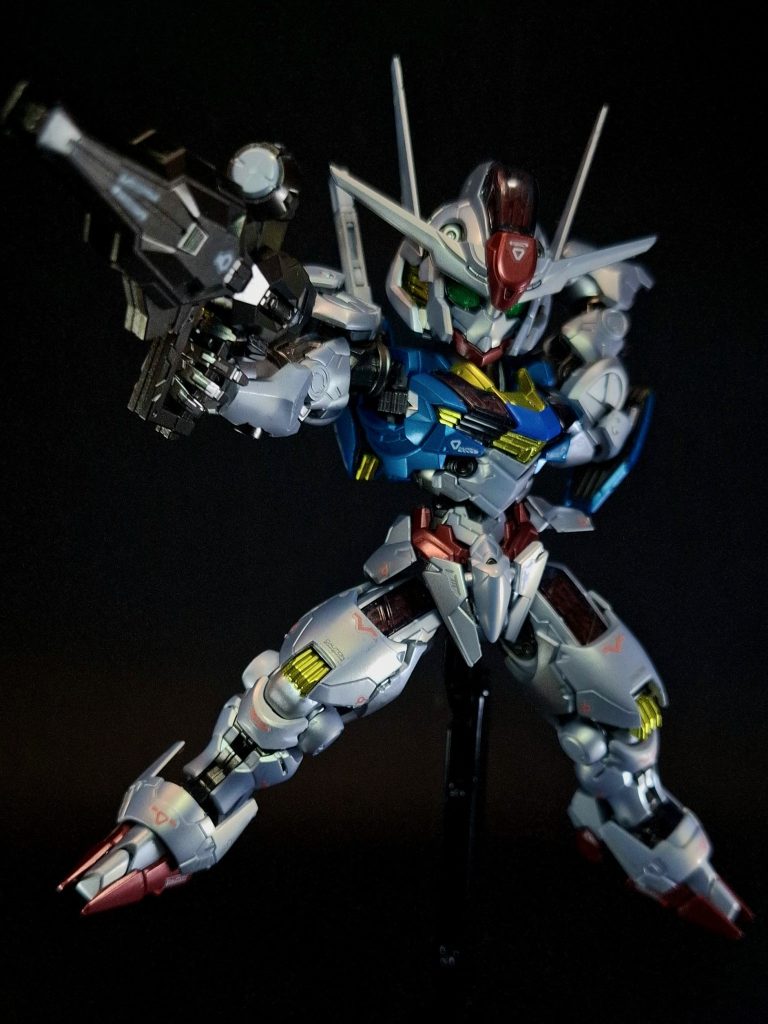 ビームライフルエアリアルの携行火器。ビットステイヴを接続し、ロングバレル化する事により出力ブーストによる高火力化と射撃精度の向上が可能。銃口からビームブレイドを形成し、格闘戦にも用いられる。非使用時にはバックパックにマウントされる。本体に小型のバーニアスラスターが搭載されており、背面の待機状態から自動的に手元まで移動する事が可能。