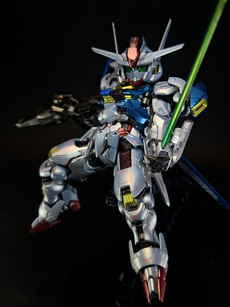 武装・必殺攻撃ヘッドビームバルカン頭部のこめかみ部分に2門装備された小型ビーム砲。ビームサーベルグリップのセンサーと連動し、ビーム刃を発生させる近接戦闘用の兵器。バックパックに2基をマウントする。