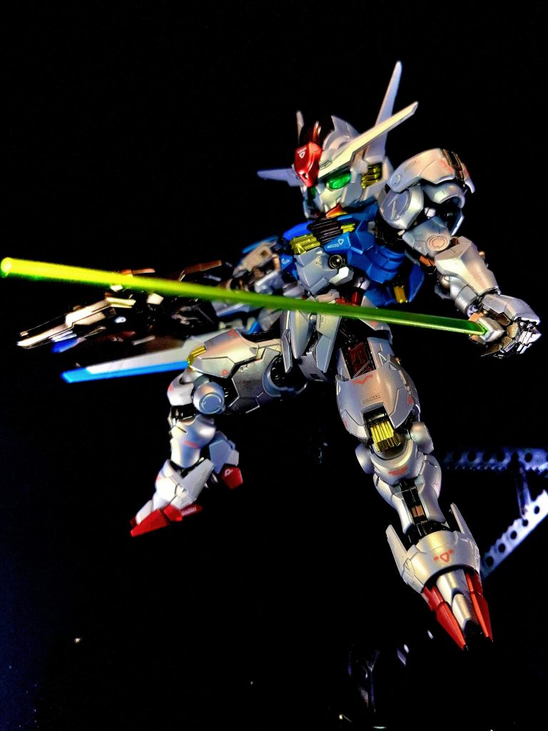 スレッタにとっては、幼い頃から一緒に過ごしてきた家族同然の存在だが、GUND-ARMである事はスレッタには伏せられていた。GUNDフォーマットにはエリクト・サマヤの生体コードが転送されており、スレッタの語りかけに対し、モニターの明滅などで意思表示を見せる事がある。