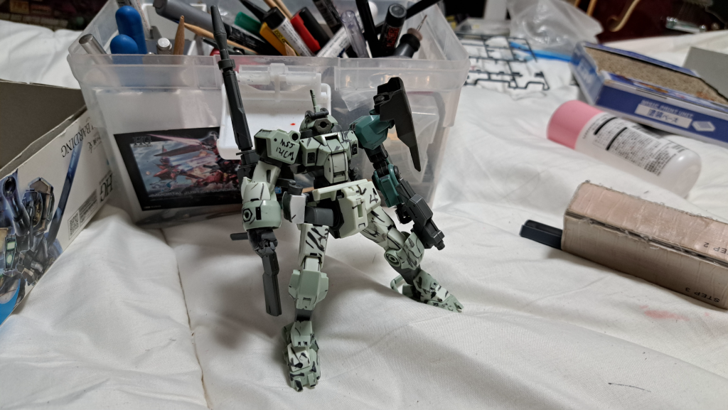 全体はこんな感じ。左手のディランザの腕は決闘の際に破損したジャンクパーツをスクラップ置き場で入手した…って設定です。密林戦っぽくしたかったのでコマンドーのﾃﾞｪｪｪﾝシーンで塗ってたカモフラージュペイントを参考にガンダムマーカーのグレーで塗りました。