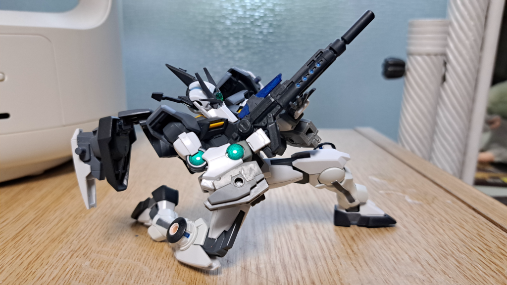 銃を構えたり…