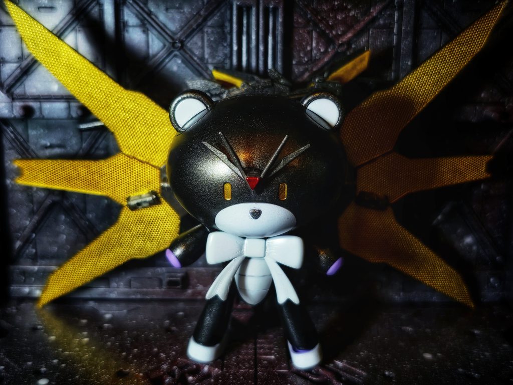 全体の塗装はメタリックグレイで。手の部分だけ元のまま未塗装です。耳と口、リボン、前ボディ、足はサフをしてからホワイトで塗装しました。いや、ほんとにホワイトの塗装しんどかった…。何回スプレーで薄めに吹いても変な模様みたいなのが見えてるような気がするんですよね:((◉︎ɷ◉︎ )):後から有識者に聞いたら「挑戦することは大切」と言われ解決策は気合いなんだと思いました🙄 アンテナはカミキバーニングガンダムから。前から見た印象を可愛くしたくて背中につけるリボンを胸に付けました*