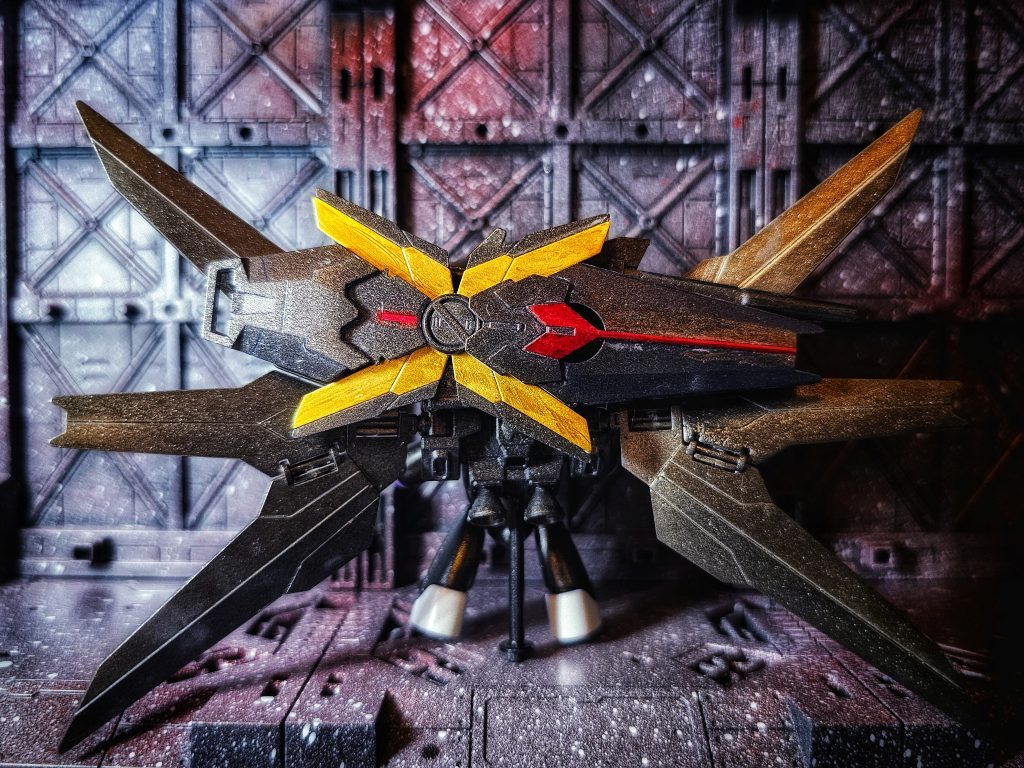 背中にはバンシィのシールドとビーム・マグナムを一体化させた装備をダブルエックスのバックパック部分に装着出来るようにしました。細かいディテールまで意識して仕上げられるようになりたいですが、この時の私には早く完成させたい気持ちしかなく…撮影していてから色々と反省する点が溢れてきます :(՞ةڼ ):