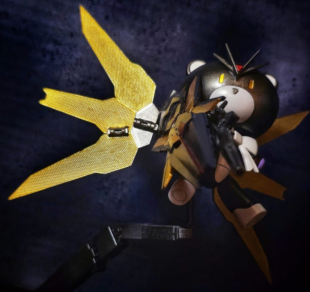 ビーム・マグナムでの射撃 プチッガイの腕に装着出来るようにもしました(プチッガイの腕の可動範囲が狭すぎるのとプチッガイの顔にシールドが当たってしまいこれが最大の持ち上げです。ウイングゼロみたいな姿勢じゃないと狙えません)写真はカッコよく撮れたからヨシ!!( ᐛ )