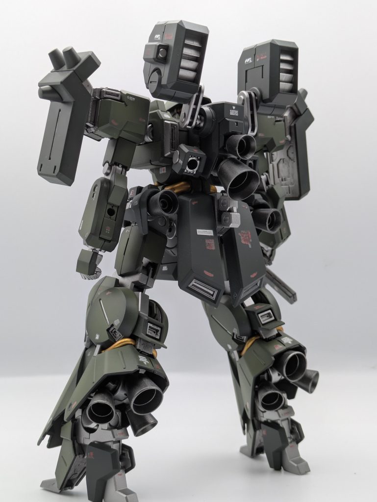 バーニアだらけの後ろ姿がカッコいい。なお、塗装ハゲを恐れてサーベルはマウントしておりません。