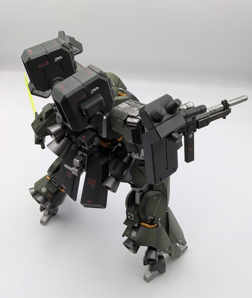 ミサイルポッドはかなりフレキシブルに動きます。せっかくのハードポイントを持て余しているので、プロペラントタンクを装備するべきだったかも。