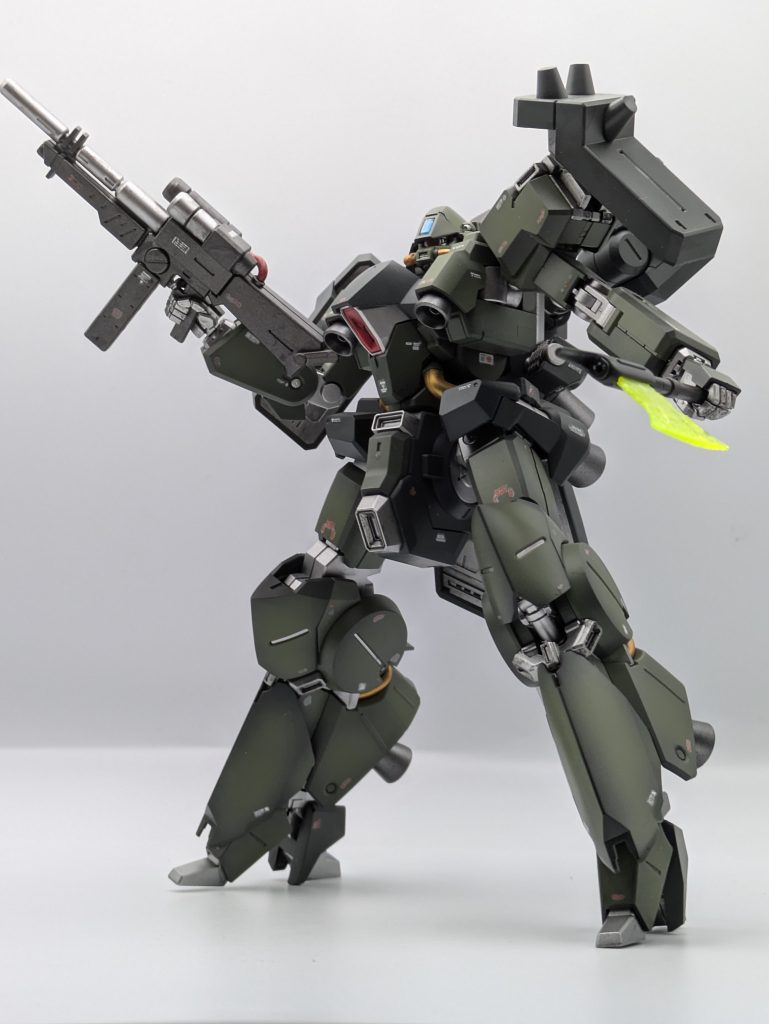 すごく魅力的な脚部には多彩な関節可動軸があるものの、腰はスカートやら動力パイプが干渉するので注意を要します。