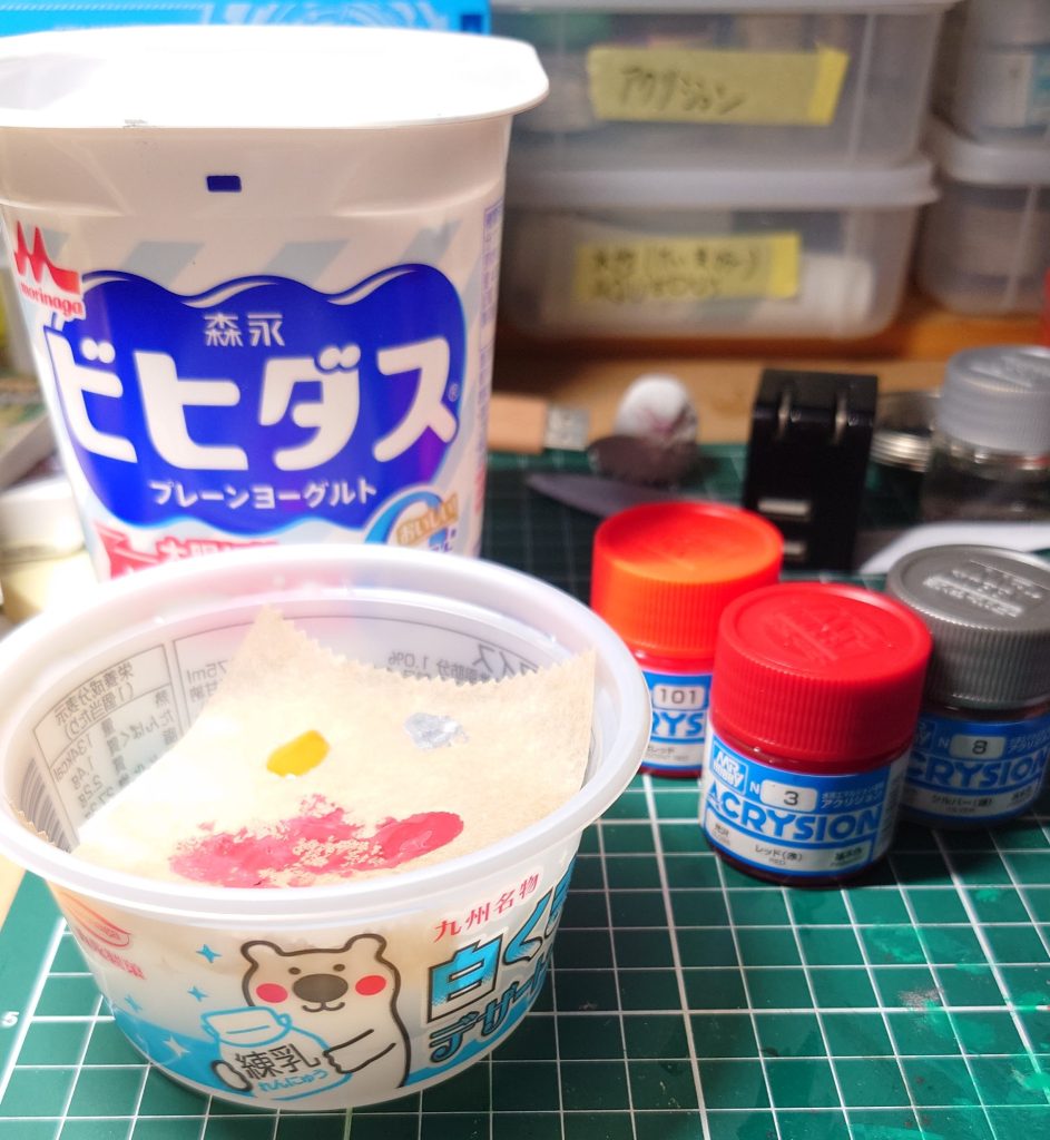 暑いので、白くま食べて、洗って、激落ちくんを切って水張りました　キッチンペーパー敷いて、そこにアクリジョン置いて塗ると、アクリジョンがいい状態を保ちます　後ろのビヒダス容器は筆洗いバケツ代わり　環境に配慮するフリーダムウイング工房です　笑