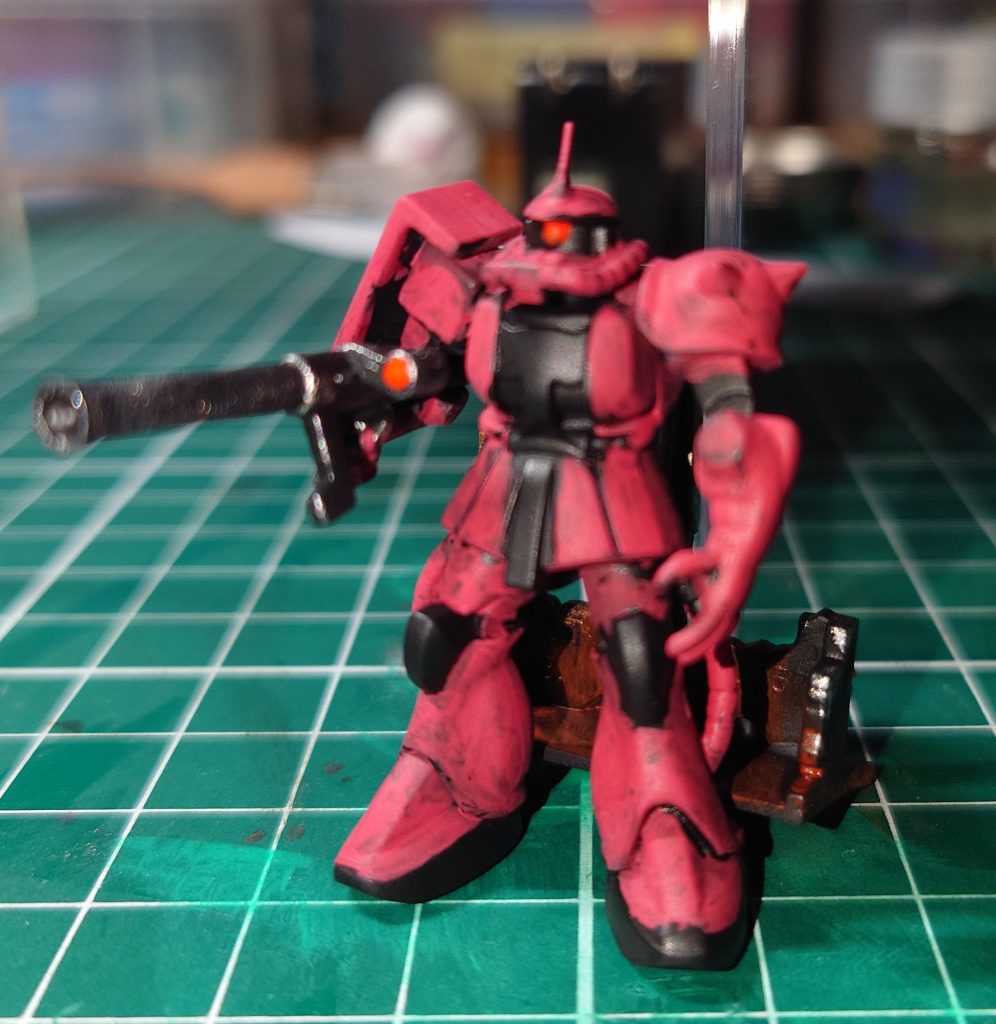 シャアザクとガウ、どちらもアクリジョンで筆塗り塗装です　ザクは２回塗り　ガウは３回塗りです　今回ウエットパレットを使いました