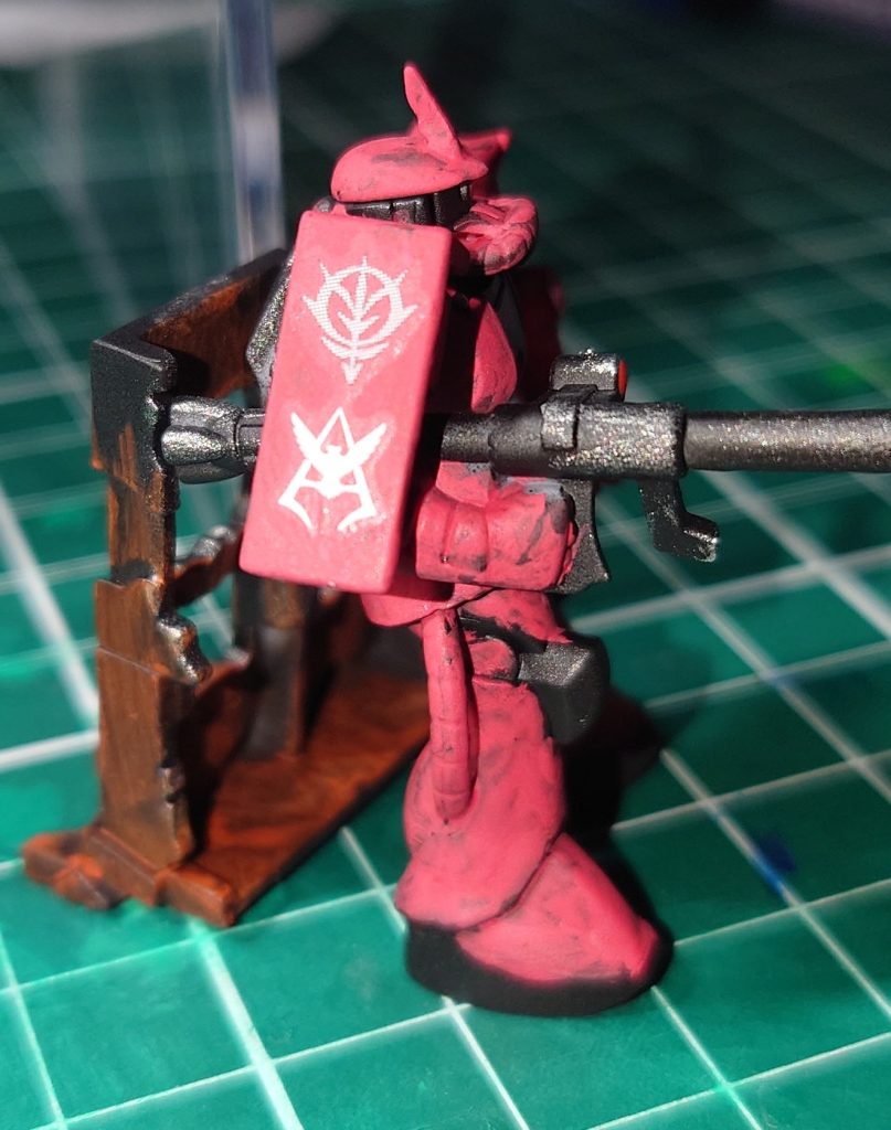 デカールもこだわってますよ！　あれ？　ジオン国章がややずれてる…気にするな！　私も気にしない！　笑