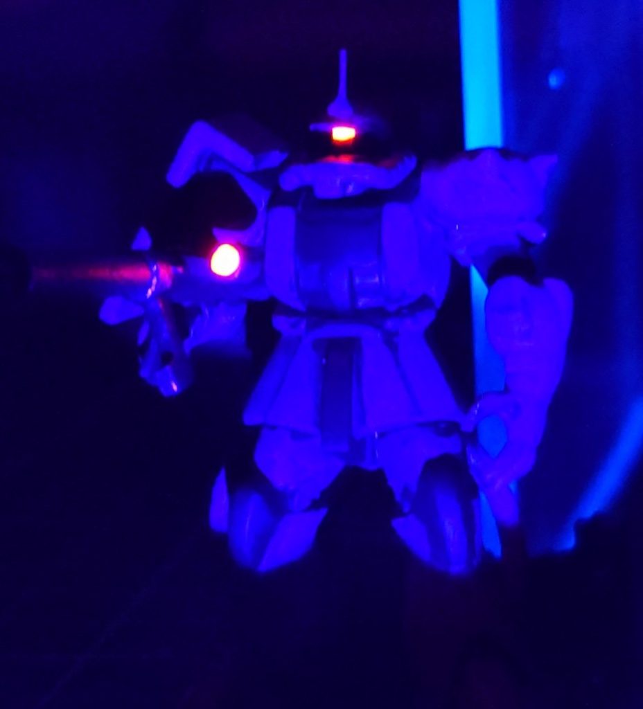 　シャアザクは、シャアの情念を表す為、蛍光レッドで光ります　え？　大差無い？　心の眼で見給え　笑笑