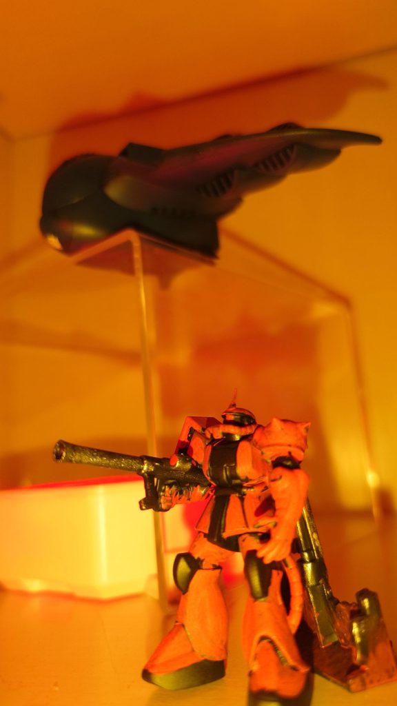 ガウは透明な台座に載せ、全体を赤く照らし、スマホカメラのライトは養生テープでカバーして光を抑えました　AIデジラマメーカーで合成して、ガウの下側をマークアップ機能で爆発光や煙に見えるよう描き加えました　アングルとか色々課題はありますが、現状でくる最大の範囲で頑張ってみました　最後まで御覧頂きありがとうございます