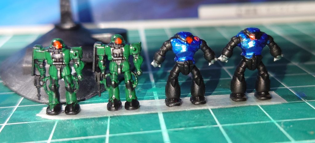 ザクとズゴック…どうやって塗るんや? と考えて、黒サフしてからの、アクリジョンでチョイチョイ塗りました 勿論、ウエットパレット使いました ズゴックはメタリックブルー、ザクはグリーンです モノアイ?