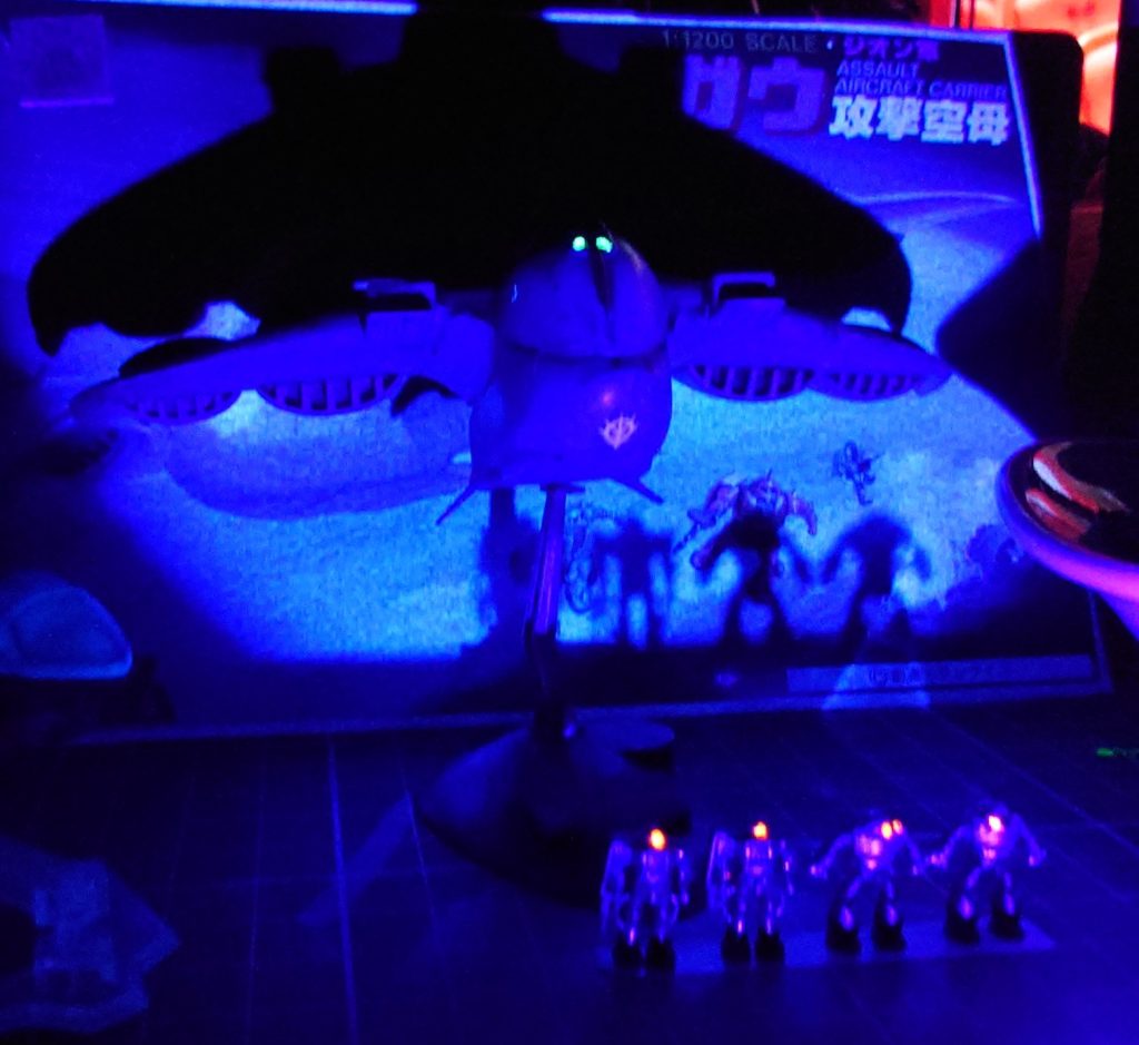 安心してください uvライトで光りますよ 笑 寄ると、モノアイが綺麗に塗れていないのがバレるので、雰囲気で! ガウも光りますよ!