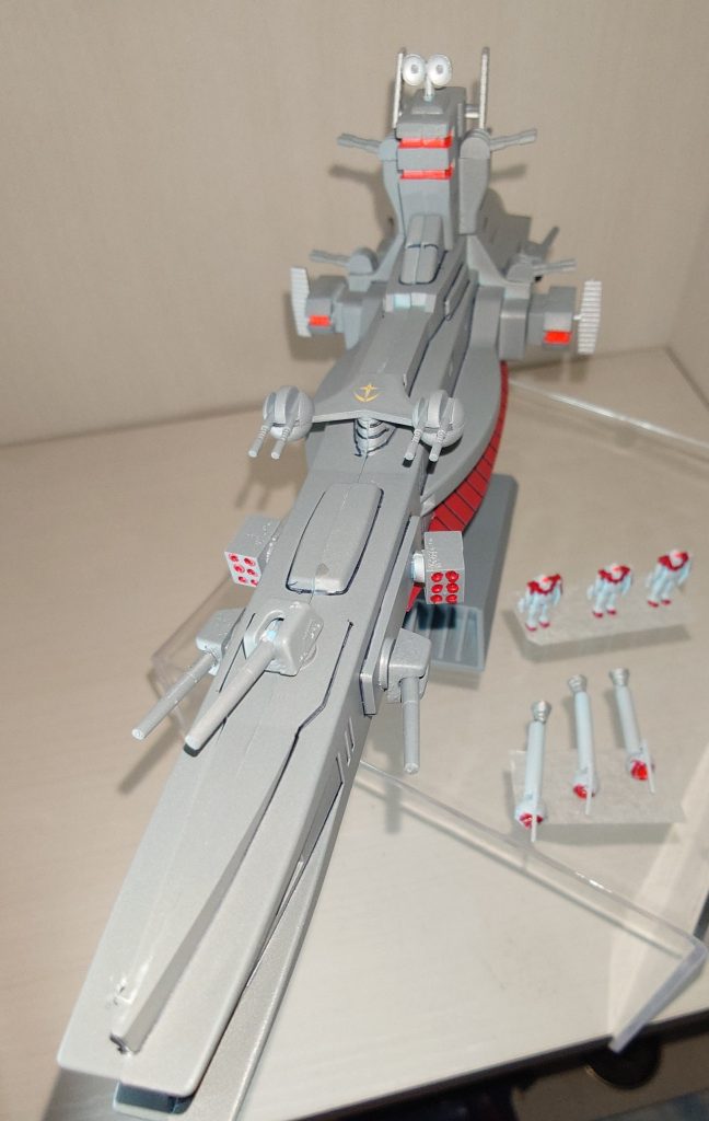 グレーサーフェイサーかけてから、ライトグレーの缶スプレー塗装 ライトが強く当たって分かりづらいですが、海上自衛隊の護衛艦のような色味です  昨日知ったんですが、海上自衛隊は組織改編して、護衛艦隊から水上艦隊に変えて一元的に指揮できるかつての連合艦隊のような編成になっているらしいですね 一見喜ばしいですが、市ヶ谷に米軍が入り込んでいるので、純粋には喜べません 個人の感想ですがね