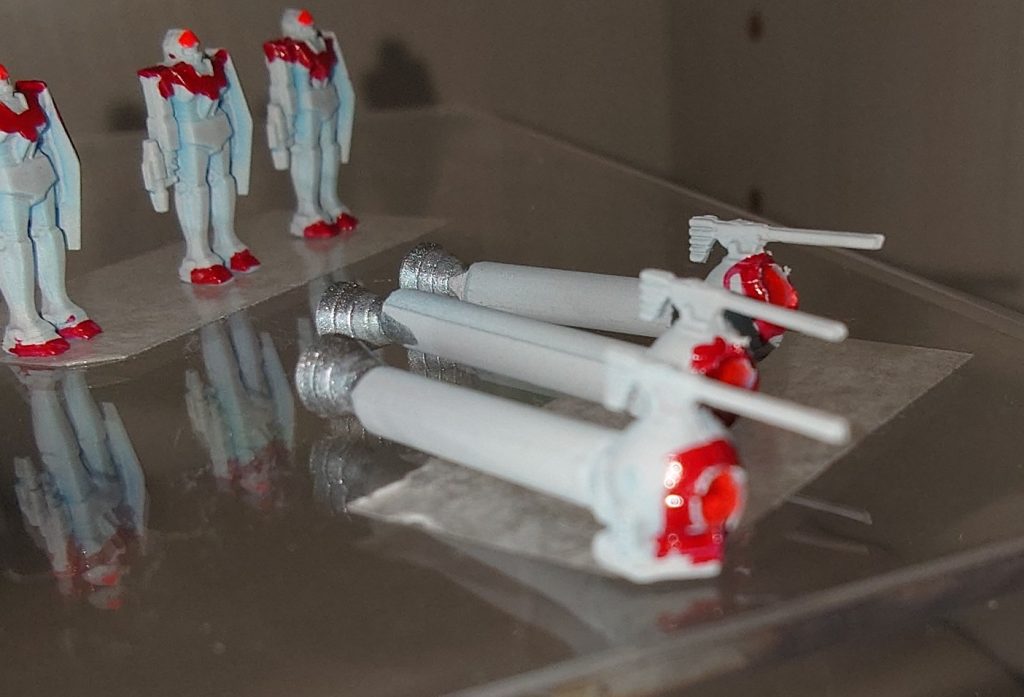 後ろのジムはグレーサフして着色しただけ 魔改造したのはボール 「戦闘にマニピュレータはいらん!」と切り飛ばし、ランナーから棒を切り出し、ヤスってつけて、バーニアも付けて、グレーサフからの着色 プロペラントタンクにバーニアを付けたスピード重視のライトニングボールの完成! 別名は「スーイサイド(自殺)ボール」  ジオンも後にドラッツェ作ったし、戦争中には沢山トンデモ兵器が作られるのでしかたないですね 笑 載せられた兵士はたまったもんじゃない サラミスらはガンダムコマンドーに絡んでくる船なので、艦名などはまだ未定です