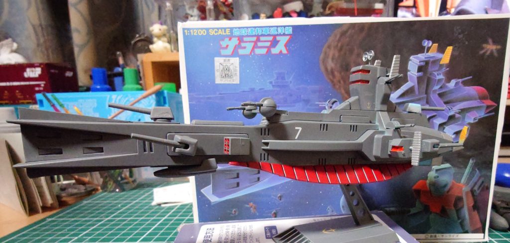 箱絵を背景にしたの翼?はメタリックレッドで塗装 スミ入れにガンダムマーカー使用しましたが、インクがのりづらいので、画材屋で見つけたFABER CASTELLというメーカーのマーカーを使用  画材屋さんもモデラーが使える道具が色々あるのでいいですよ 都内だと、新宿の世界堂、御茶ノ水の檸檬堂(店名違うかも…)が見るだけでも楽しいです