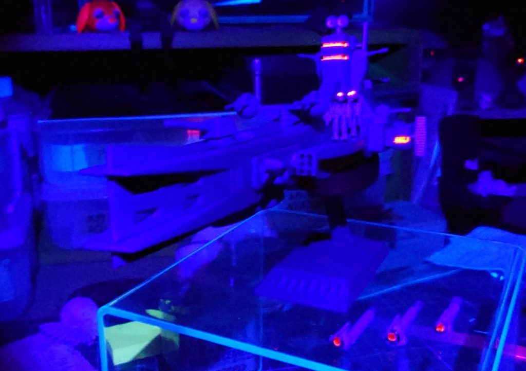 uvライトで、サラミスの艦橋・レーダー室、ジムのバイザー、ライトニングボールのモノアイ? 光りますよ 安心してください 笑