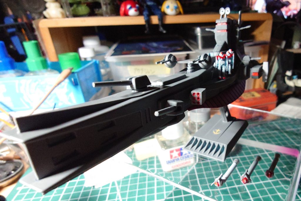 uvライトに当てる前がこちら ジムはサラミス艦上 ライトニングボールは台座の脇です 台座もライトグレーで塗装し、連邦軍の記章を貼ってます