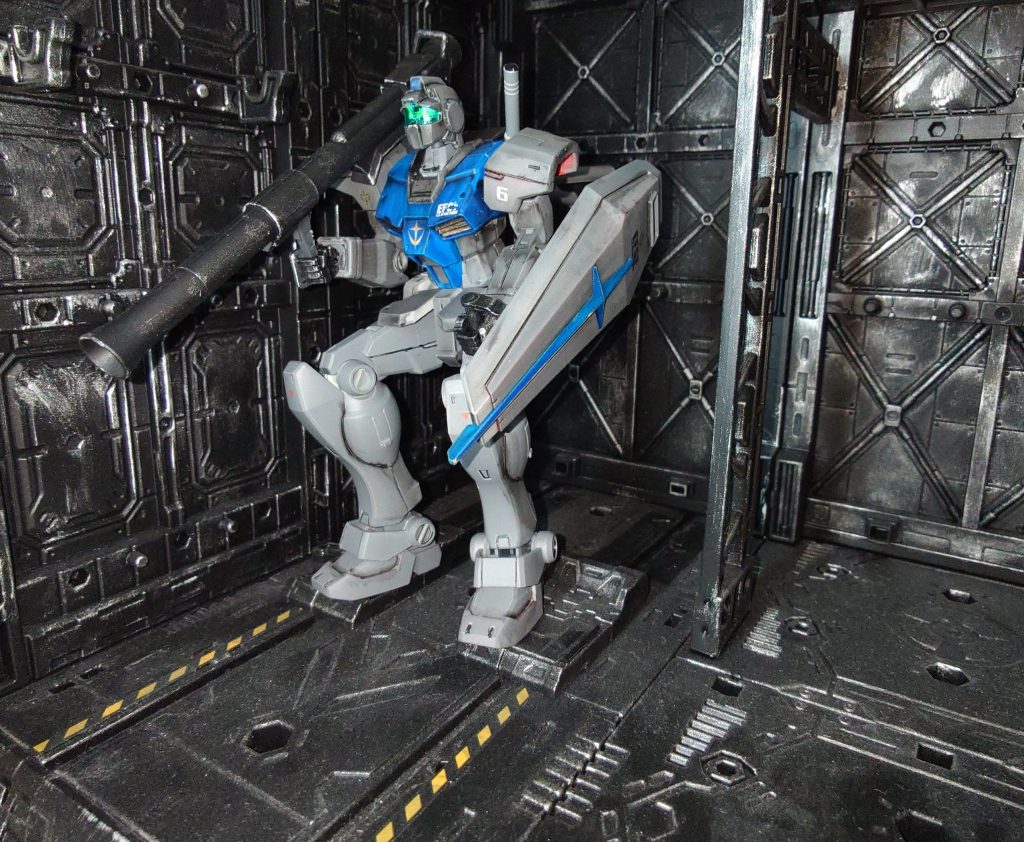 カタパルト発射シーン ボディはインディブルー、頭・腕・脚はニュートラルグレー、シールドの十字はメタリックブルー デカール貼ってから半光沢トップコート、リアルタッチマーカーのリアルタッチグレー3で油汚れを表現…したつもり 仕上げにつや消しトップコートかけました 今回、バンダイさんの0083デカールセットを入手したら、エゥーゴやティターンズのマークも入ってました! これでゼータガンダムや百式が組める…こんなに嬉しいことはない!