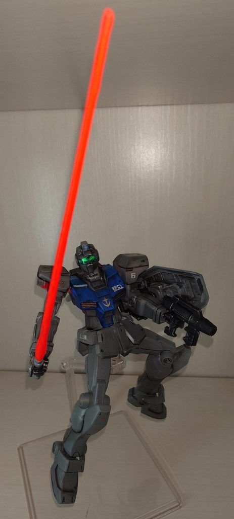 サーベルはアクリジョンの蛍光レッドを重ね塗りしています uvライトで照らすと…