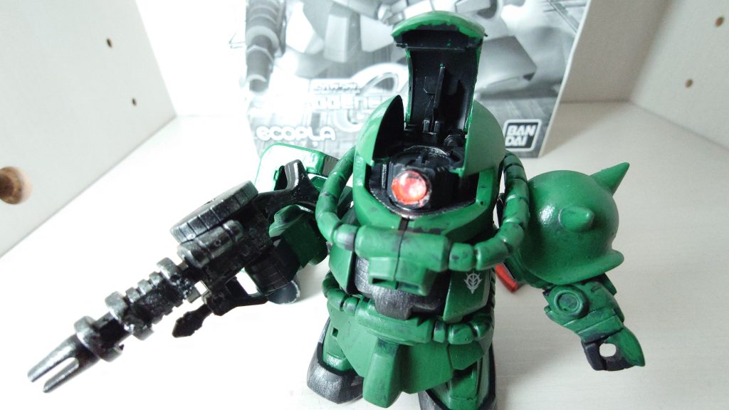 今回、ついにHアイズを導入！　ピンバイスである程度穴開けて、デザインナイフで拡げて、銀色と蛍光レッドを重ね塗りしてからはめました　uvライトでひかりますが、撮りわすれました　安心してください　笑