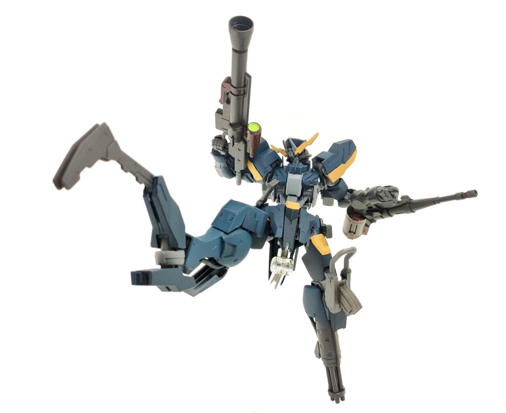 右足の先は展開してフック状になり、相手を掴みます。