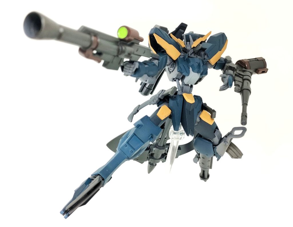 右腕にはクイーンライフル。やや大きめの砲弾を撃ち出すライフルです。