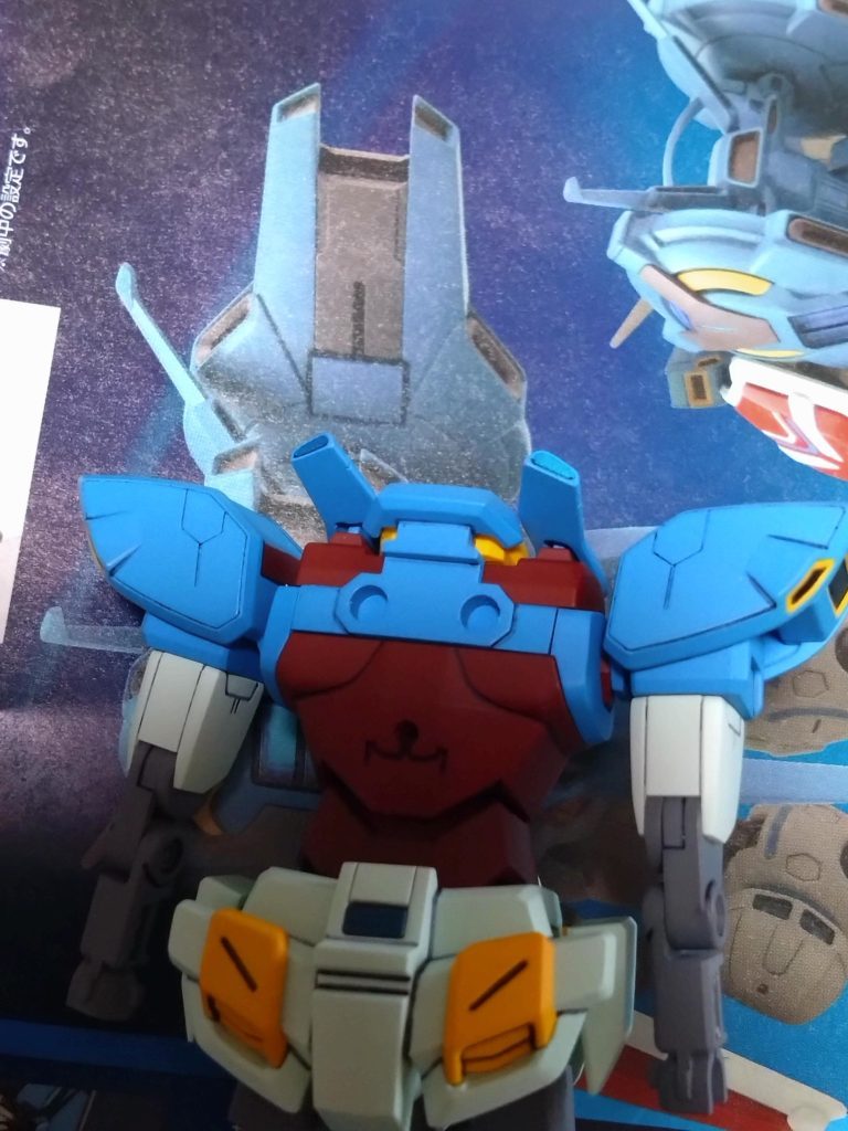 背中側の分割位置。Gセルフは背中によくある2穴式のバックパック接続用穴があるんですが、その上にさらにパーツを被せてる方式なので、普通にGセルフとして作る場合には、この部分は全く見えなくなります。ついでに肩のサーベルホルダーの裏側も、接続部が干渉しない所までパテで肉抜きを埋めています。