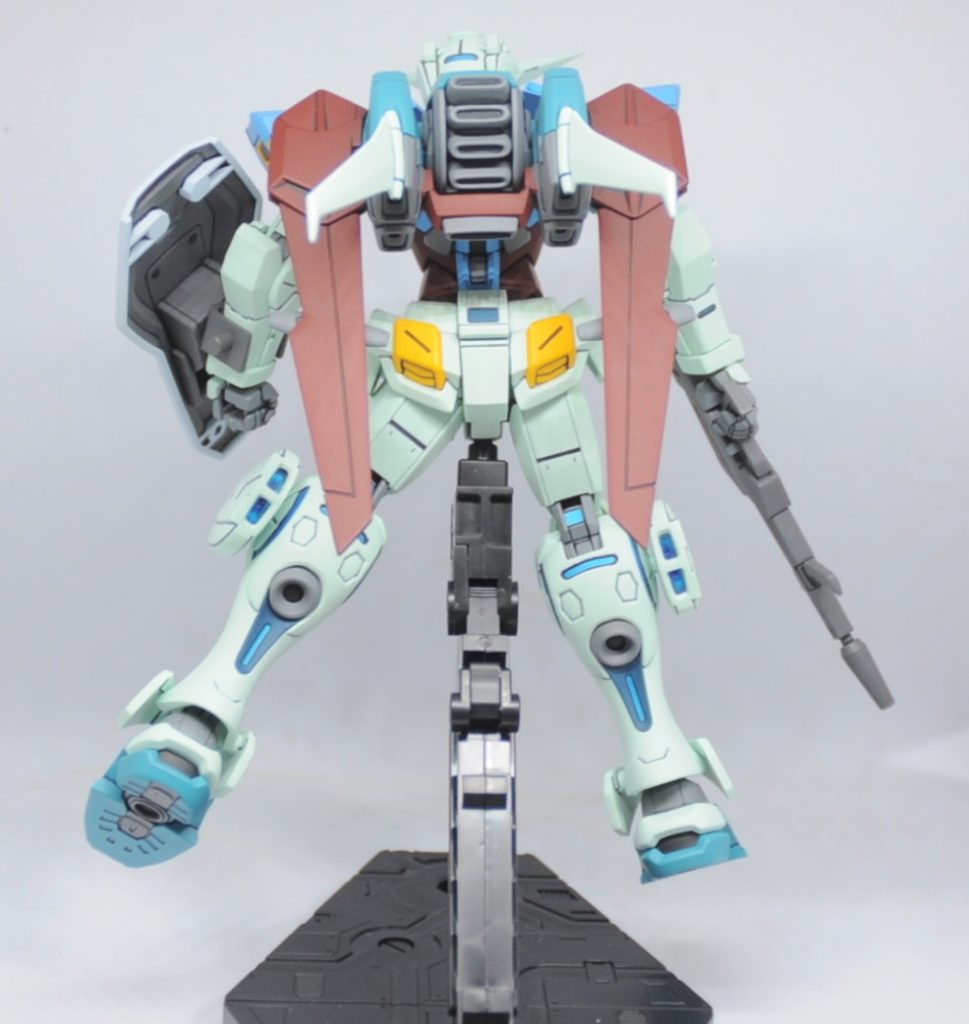 羽を閉じてバックショット羽は特に後ハメせず、組み込んだ状態で基部を接着、合わせ目消ししました。ところ皆さん、公式サイトの大気圏内用パック装備したG-セルフの設定画、一箇所塗りミスあるのご存知でしょうか?