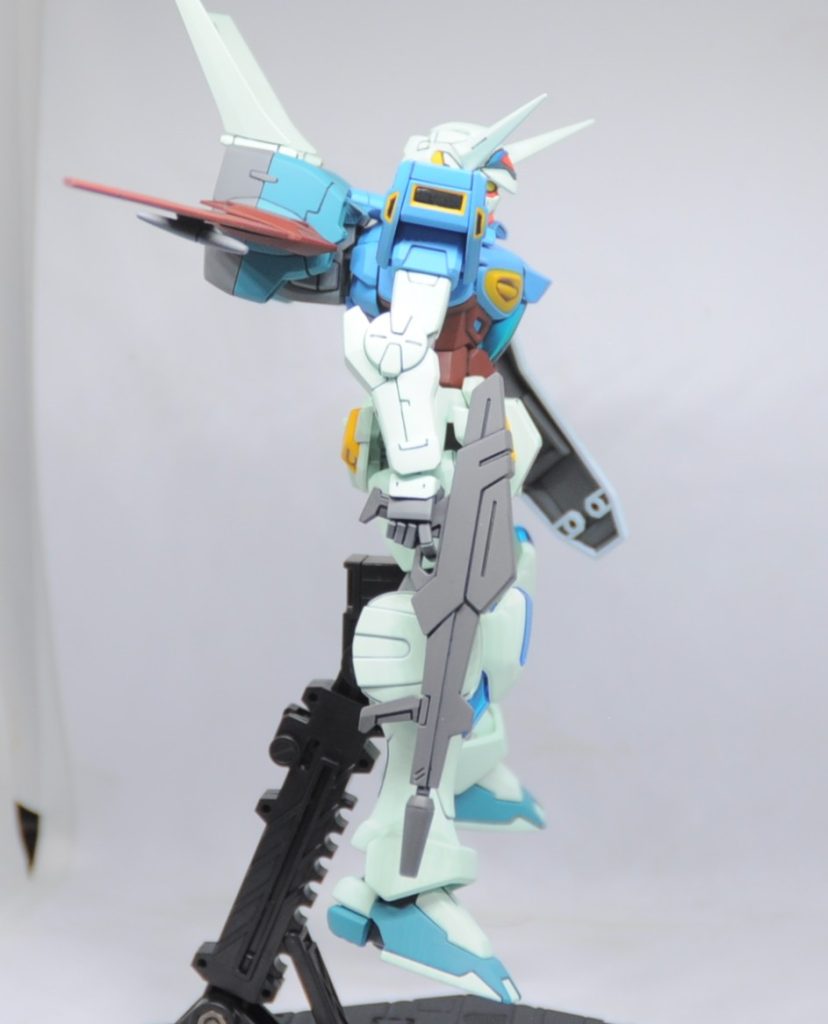 側面肩内部のスラスターは塗装の便を考え、ディテールで切り分け、塗装後に接着をしています。小スラスターともどもここのイエローは塗り分けが非常にシンドイし綺麗に出来ない。もうちょっと何とかして欲しかった。ちなみにこの肩スラスター、設定画では黒ベタの肩アーマー内部に黄色いスラスターの枠だけ見えてるという描き方をされてるせいか、こうしきでも「スラスター全体が黄色いのか」「スラスターの内部だけが黄色いのか」「横から見えてる部分だけが黄色いのか」が公式でも全く統一されてません。エンディングで、G-セルフの右半身と左半身が順番にがアップになってるシーン、よく見てください。片方は「内部だけ黄色」なのに、もう片方は「スラスター全体が黄色」です。この混乱は劇場版でも解消されていないので、いっそスラスター全体を黄色く塗るのも手と思います。綺麗さと手間を考えるとそっちのほうが圧倒的に上。今回は、最近発売されたアクスタで内部だけ黄色解釈だったのと、デザイナーのハイディテール画を元に、内部だけ黄色チャレンジしてみました。左右の小スラスターは、同色のイエローを水性ホビーカラーで調色し、エナメルホワイトで下地を作った上に筆塗り、はみ出したところは拭き取りで対応しています。