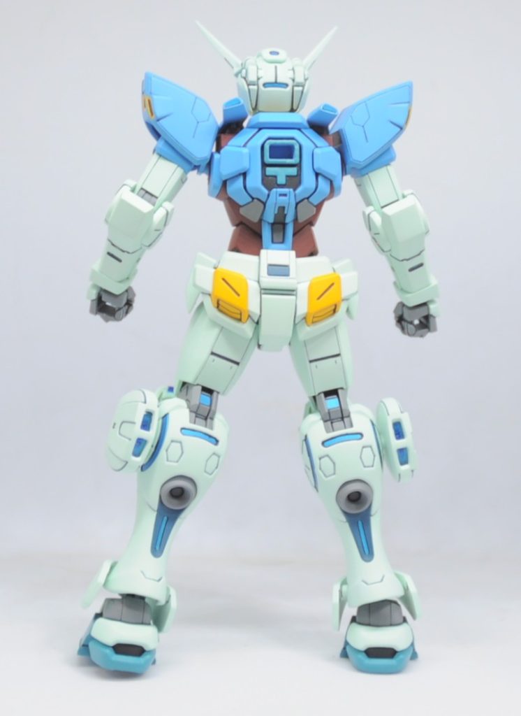 装備なし背面G-セルフってガンプラだと各色一色の指定になっていますが、設定画をよく見ると各色が2色ずつななんですよね。胴体は暗いレッドで顔まわりは明るいレッド、上半身は水色に近いブルーだけど、スリッパや大気圏内外パックは緑の強いブルーグリーン。本体色はファーストガンダムみたいに緑の入ったホワイトだけど、シールドのホワイトは薄く青入ったオフホワイト。グレーも何気に本体フレーム部と武器のグレーで違ってます。黄色はないかと思いきや(今回作ってませんが)宇宙用パックのイエローがかなり暗いダークイエローになっています。黒ベタすら、真っ黒なところと、ブルーのクリアパーツの暗い部分を想定したようなダークグリーンの部分があろます。そうとう作画コスト高かったんじゃないかと。
